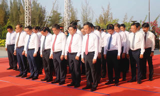 Khánh Hòa: Phó Chủ tịch Quốc hội Nguyễn Khắc Định dâng hương tại Khu tưởng niệm chiến sĩ Gạc Ma