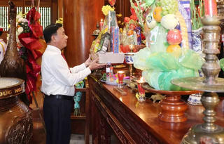 Thường trực Ban Bí thư dâng hương tưởng niệm Chủ tịch Hồ Chí Minh tại Nghệ An