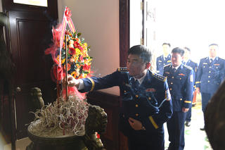 Bộ Tư lệnh Vùng Cảnh sát biển 3 dâng hương tưởng nhớ Chủ tịch Hồ Chí Minh và Đại tướng Võ Nguyên Giáp
