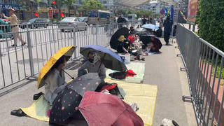 Đội nắng, xếp ‘lốt’ từ sáng để được gặp idol tại Carnaval Hạ Long