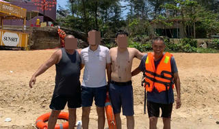 Quảng Trị: Kịp thời cứu sống 4 du khách bị sóng biển cuốn trôi