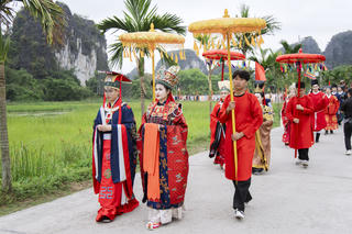Hàng trăm người trình diễn cổ phục nhà Trần ở Tam Cốc