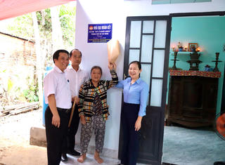 TP Hồ Chí Minh:
Trao nhà Đại đoàn kết cho các hộ gia đình có hoàn cảnh khó khăn
