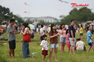 Chiều cuối kỳ nghỉ lễ, hàng nghìn người dân Thủ đô thư thả thả diều