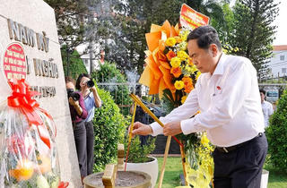 Chủ tịch Quốc hội dâng hương nơi lưu niệm sự kiện Nam Kỳ Khởi nghĩa