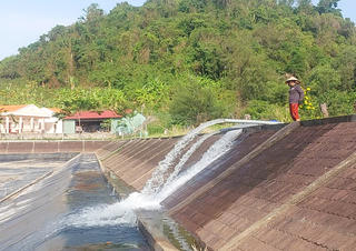 An Giang dùng sà lan chở nước ngọt phục vụ người dân trên đảo Hải Tặc