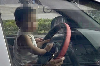 Hà Nội: CSGT làm việc với nữ tài xế để trẻ nhỏ ngồi trước vô lăng khi xe đang chạy