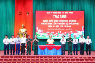 Bộ Quốc phòng trao tặng tượng chân dung Chủ tịch Hồ Chí Minh ở Tây Ninh