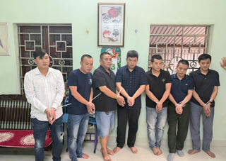Hà Nội: Bắt giữ nhóm đối tượng đang "sát phạt" trên sới xóc đĩa