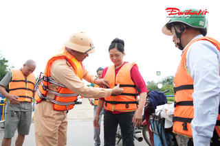 Hà Nội tăng kiểm soát bến đò trên sông Hồng, không cho xuất bến nếu thiếu áo phao