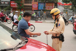 Hà Nội: CSGT tăng cường xử lý ô tô dừng đỗ sai quy định trên tuyến Giải Phóng