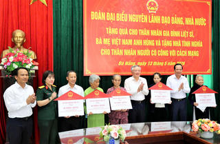Nguyên lãnh đạo Đảng, Nhà nước tri ân liệt sĩ, tặng quà gia đình chính sách tại Đà Nẵng