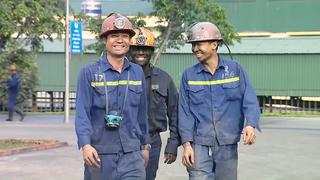 An cư để giữ chân thợ lò