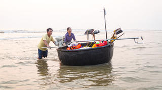 Mưu sinh trên thuyền thúng