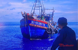 Tàu kiểm ngư kịp thời cấp cứu một ngư dân bị tai nạn lao động trên biển