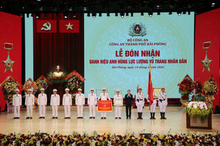 Thủ tướng dự lễ đón nhận Danh hiệu ‘Anh hùng lực lượng vũ trang nhân dân’ của Công an Hải Phòng