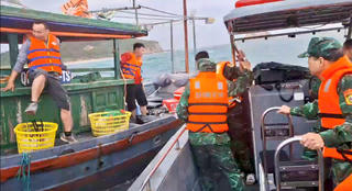 Quảng Ninh: Cứu hộ 4 ngư dân gặp nạn trên vùng biển Thanh Lân