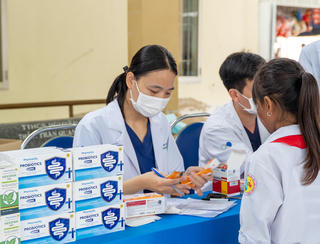 Khám sức khỏe cho trẻ em dân tộc thiểu số có hoàn cảnh khó khăn