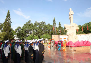 Lãnh đạo tỉnh Khánh Hòa dâng hương tưởng niệm Chủ tịch Hồ Chí Minh 