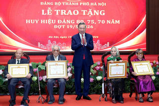 Tổng Bí thư, Chủ tịch nước Tô Lâm dự Lễ trao tặng Huy hiệu Đảng tại Hà Nội