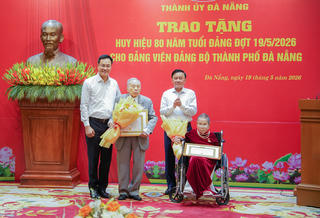 Thường trực Ban Bí thư Trần Cẩm Tú trao Huy hiệu 80 năm tuổi Đảng tại Đà Nẵng