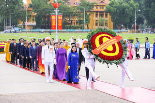 Đoàn đại biểu Ủy ban Trung ương MTTQ Việt Nam vào Lăng viếng Chủ tịch Hồ Chí Minh