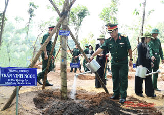Phát động phong trào trồng cây 'Đời đời nhớ ơn Bác Hồ' trong lực lượng vũ trang TP Hồ Chí Minh