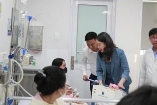 Phó Chủ tịch nước Võ Thị Ánh Xuân thăm và tặng quà bệnh nhi tại TP Hồ Chí Minh