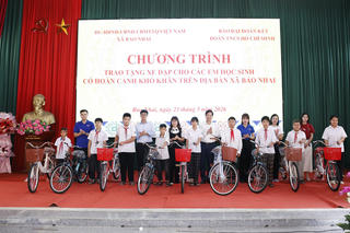 Trao tặng xe đạp, nâng bước trẻ em nghèo tới trường