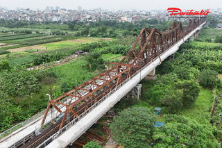 Nắng nóng gần 40 độ, công nhân gấp rút hoàn thiện cầu Long Biên trước ngày thông xe