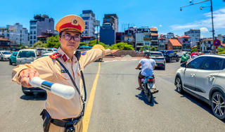 Giữa nắng nóng hơn 40 độ C, CSGT Hà Nội bám chốt phân luồng giao thông
