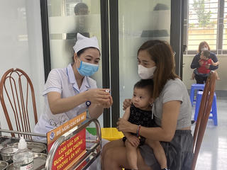 Nắng nóng, nguy cơ dịch chồng dịch ở trẻ nhỏ
