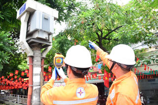 Ngành điện Thủ đô "căng mình" ứng phó với áp lực tiêu thụ điện trong ngày nắng nóng