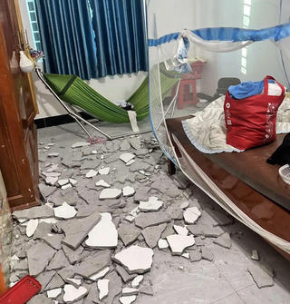 Đang ngủ, bé 6 tháng tuổi bị mảng vữa từ trần nhà rơi trúng tử vong