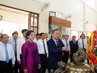 Tổng Bí thư, Chủ tịch nước dâng hương tưởng niệm Chủ tịch Hồ Chí Minh tại Thái Lan
