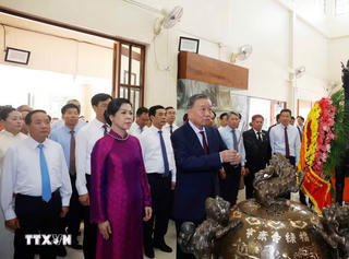 Tổng Bí thư, Chủ tịch nước dâng hương tưởng niệm Chủ tịch Hồ Chí Minh tại Thái Lan