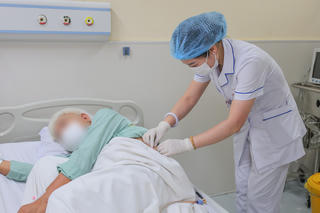 Ca tán sỏi khó cho người bệnh có cột sống gập cứng