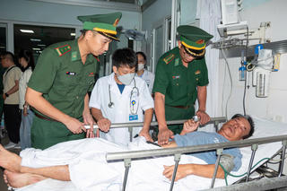Hải Phòng: Chăm sóc y tế kịp thời cho 11 thuyền viên tàu cá gặp nạn