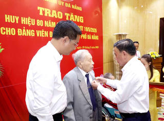 Kết luận của Bộ Chính trị về trao tặng Huy hiệu 80 năm tuổi Đảng trở lên