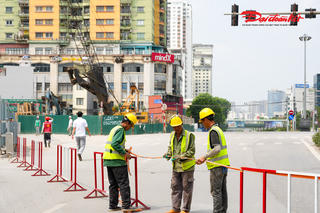 Hà Nội dựng rào tại nút giao La Thành - Nguyễn Chí Thanh phục vụ thi công Metro số 5