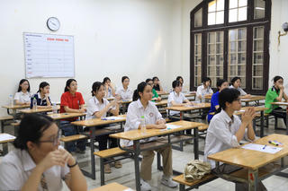 Thi lớp 10 tại Hà Nội: Hai thí sinh mang điện thoại vào phòng thi môn Toán