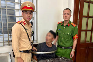 Hà Nội: Khống chế người đàn ông có biểu hiện bất thường đập phá xe
