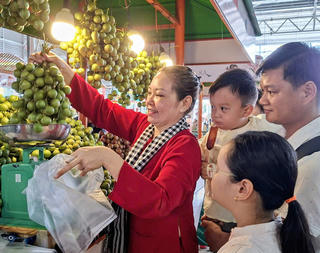 Du khách "săn" trái cây giá rẻ tại Lễ hội Trái cây Nam bộ 2026