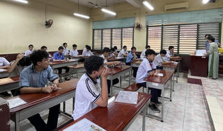 [SHORT] Hơn 151.000 thí sinh TP HCM bước vào môn thi đầu tiên
