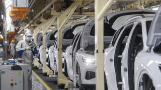 Trung Quốc thúc đẩy cạnh tranh xe điện với EU