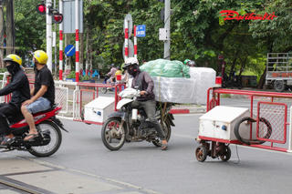 Hà Nội: Liều mình băng qua đường ray khi đèn đỏ, nhiều người bị cảnh sát giao thông xử lý