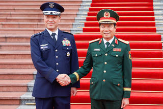 Đại tướng Nguyễn Tân Cương chủ trì lễ đón, hội đàm với Tham mưu trưởng Liên quân Nhật Bản 