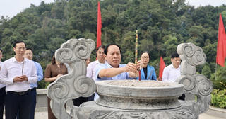 Phó Thủ tướng Lê Tiến Châu dâng hương tưởng nhớ Chủ tịch Hồ Chí Minh