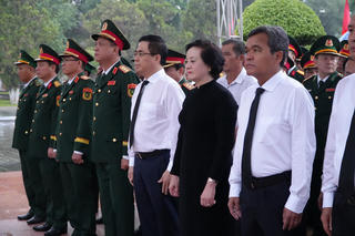 Phó Thủ tướng Phạm Thị Thanh Trà dâng hương tại lễ khai quật mộ liệt sĩ tập thể tại Quảng Ngãi