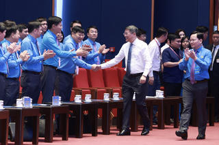 Thủ tướng Chính phủ thảo luận với đại biểu Công đoàn về mục tiêu tăng trưởng hai con số